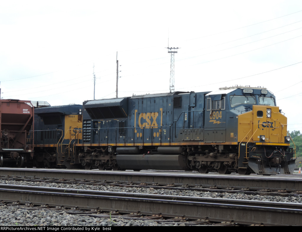 CSX 8904 off M560